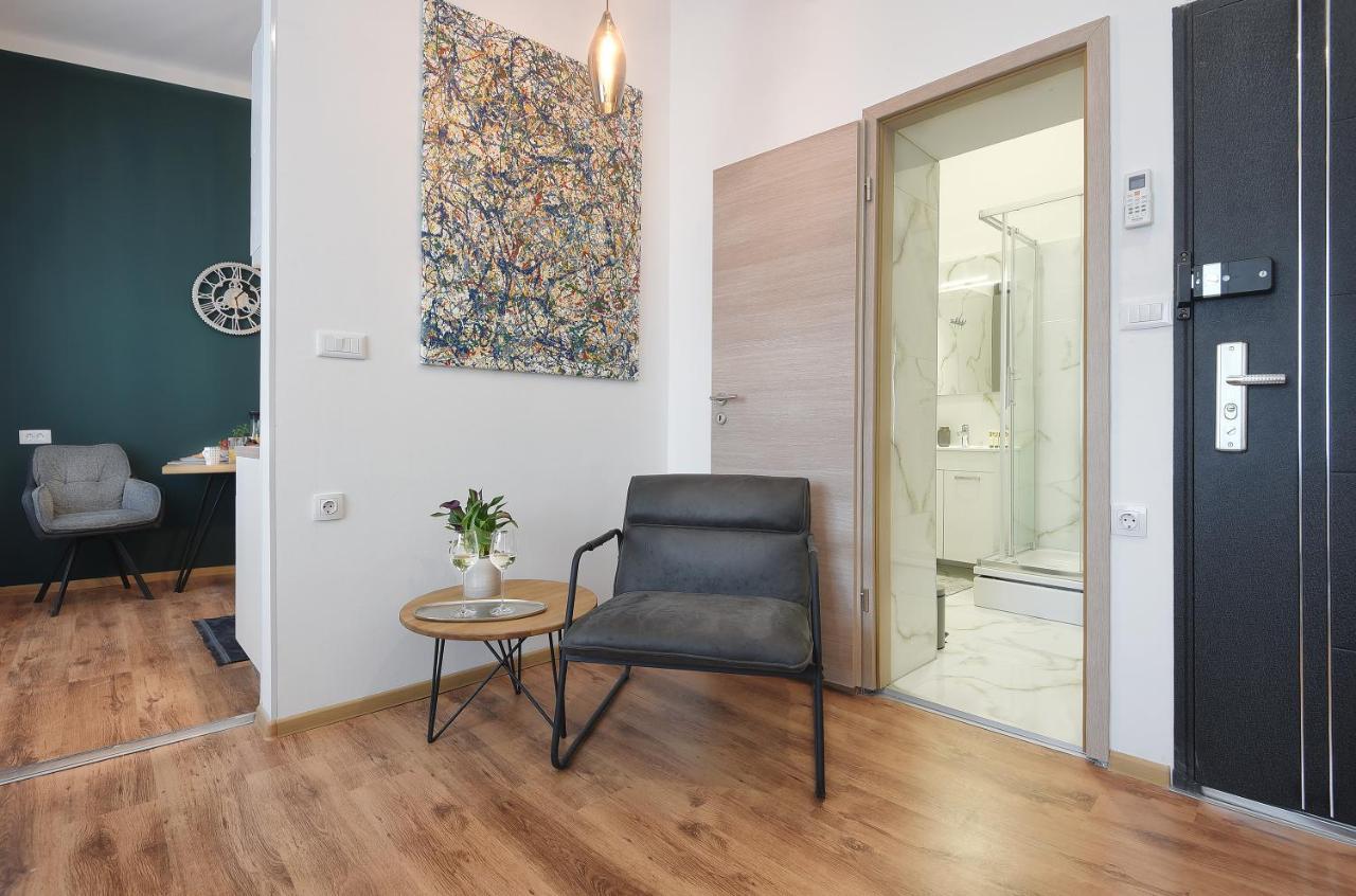 Emi Luxury Pula